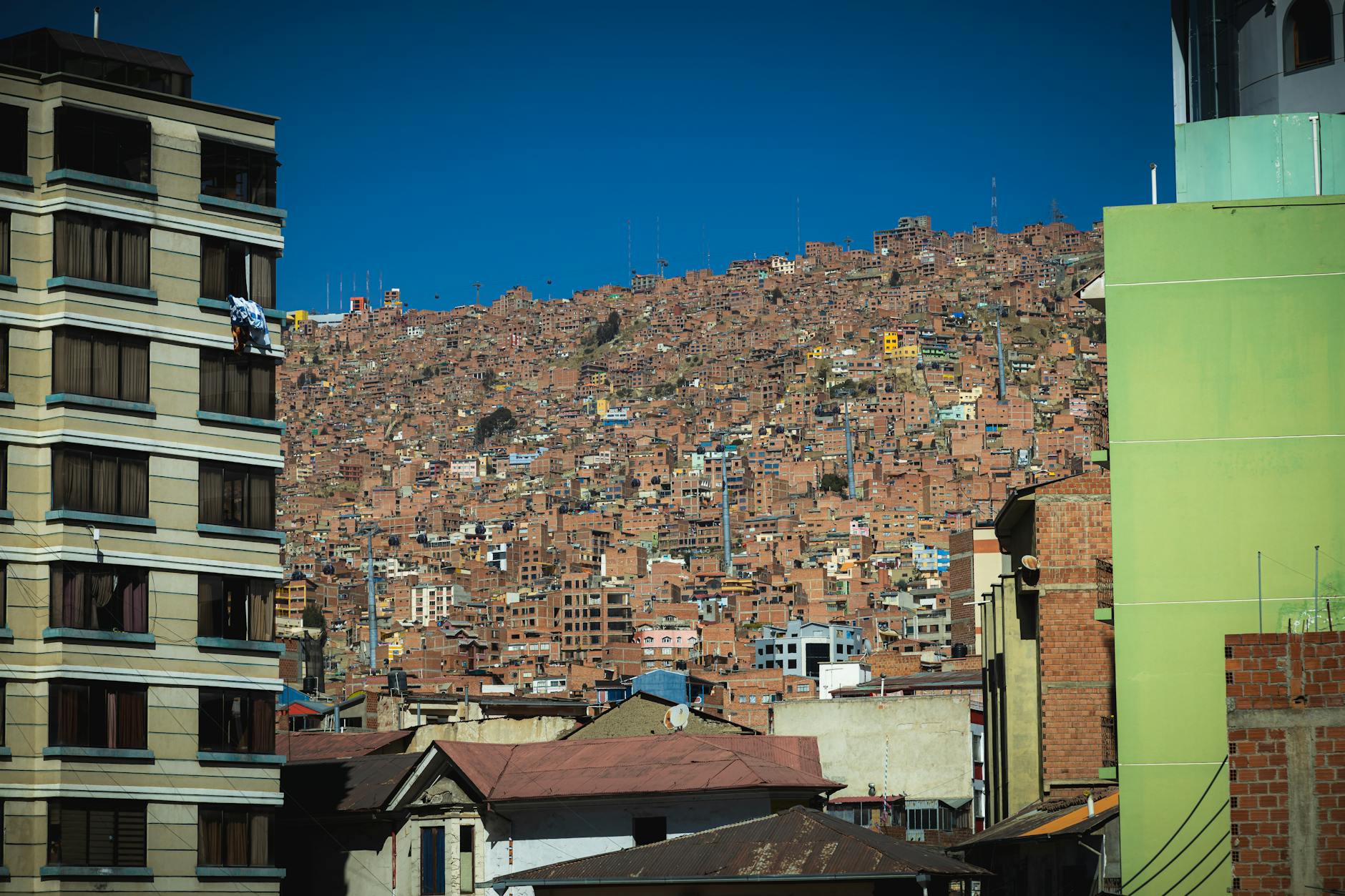 Vista desde el teleférico de La Paz con la ciudad y los Andes de fondo