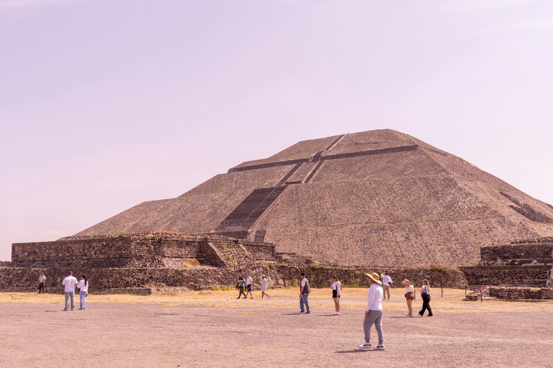 Vista de la Calzada de los Muertos en Teotihuacán con las pirámides al fondo