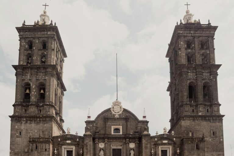Fachada barroca de la catedral de Puebla vista desde el Zócalo con cielo azul