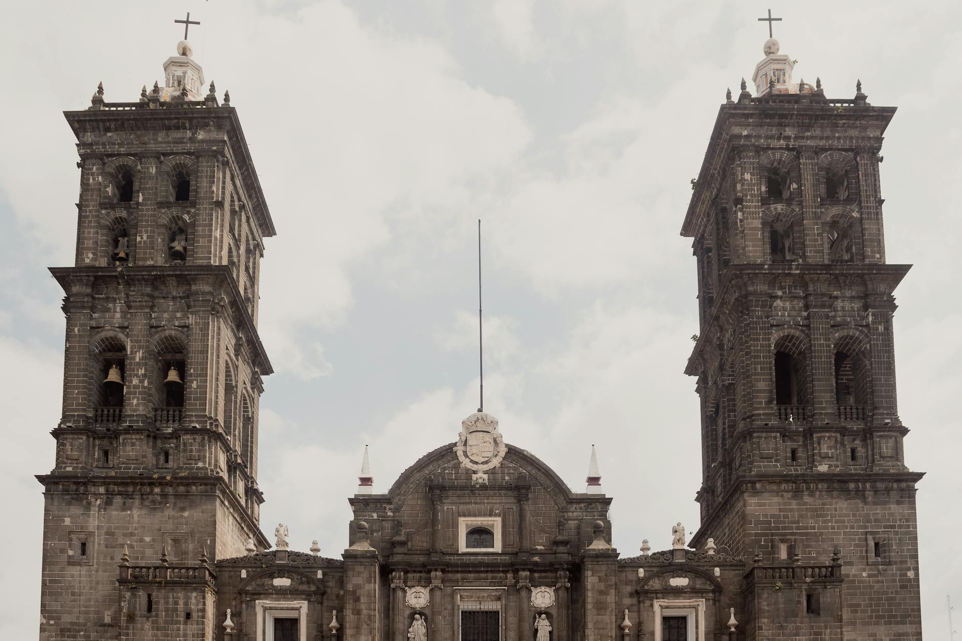 Fachada barroca de la catedral de Puebla vista desde el Zócalo con cielo azul