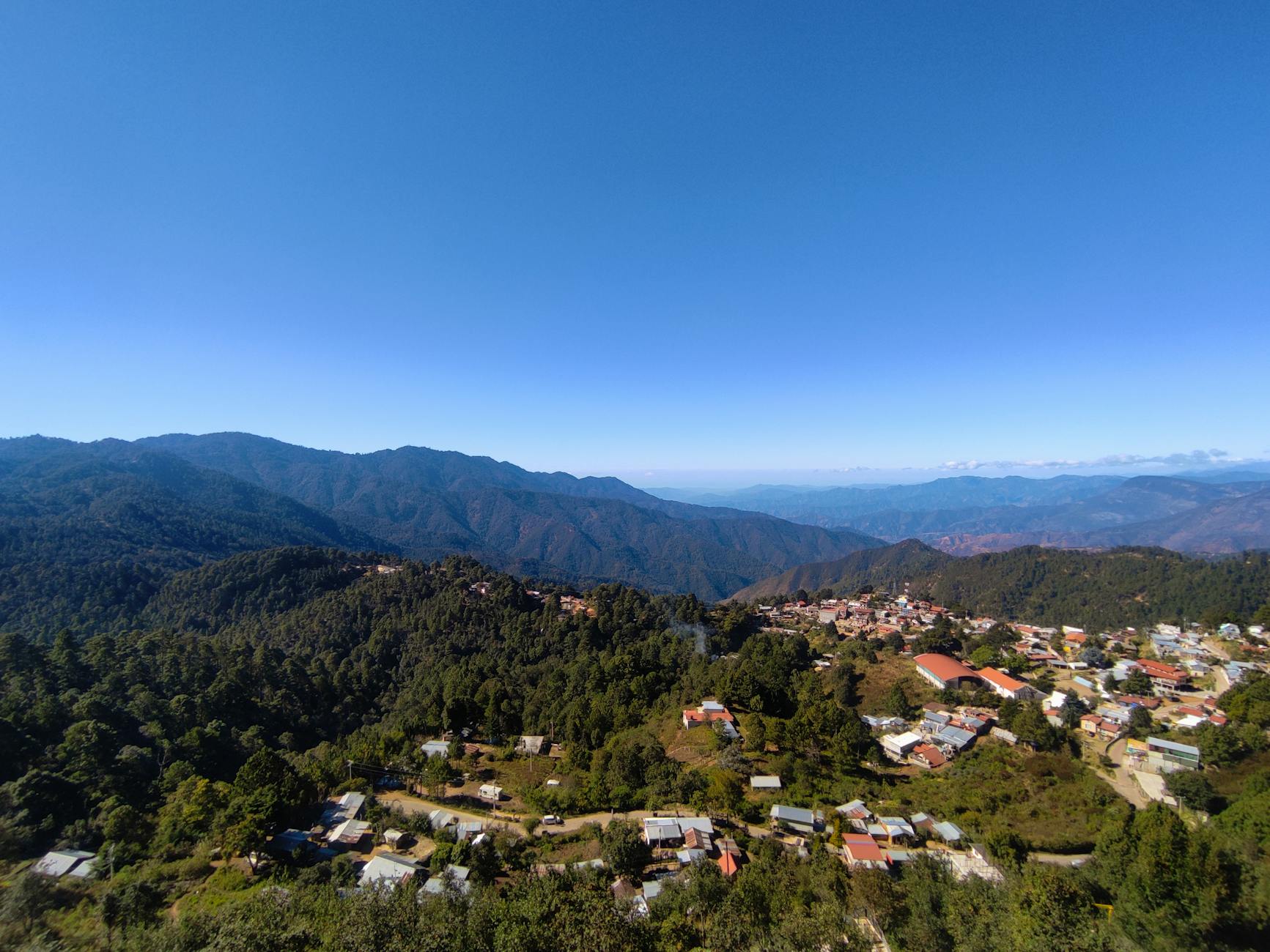 Cabaña de madera en un pueblo mancomunado de la Sierra Norte de Oaxaca