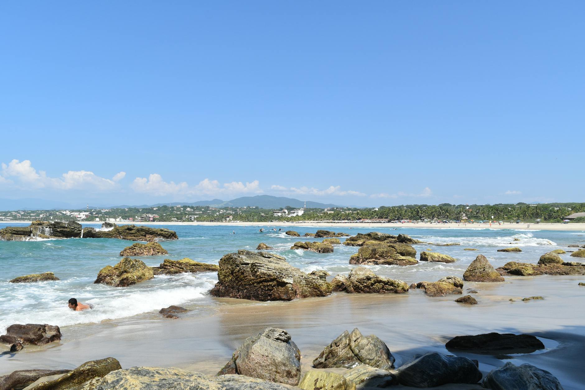 Aguas tranquilas y arena clara de Playa Manzanillo en Puerto Escondido Oaxaca