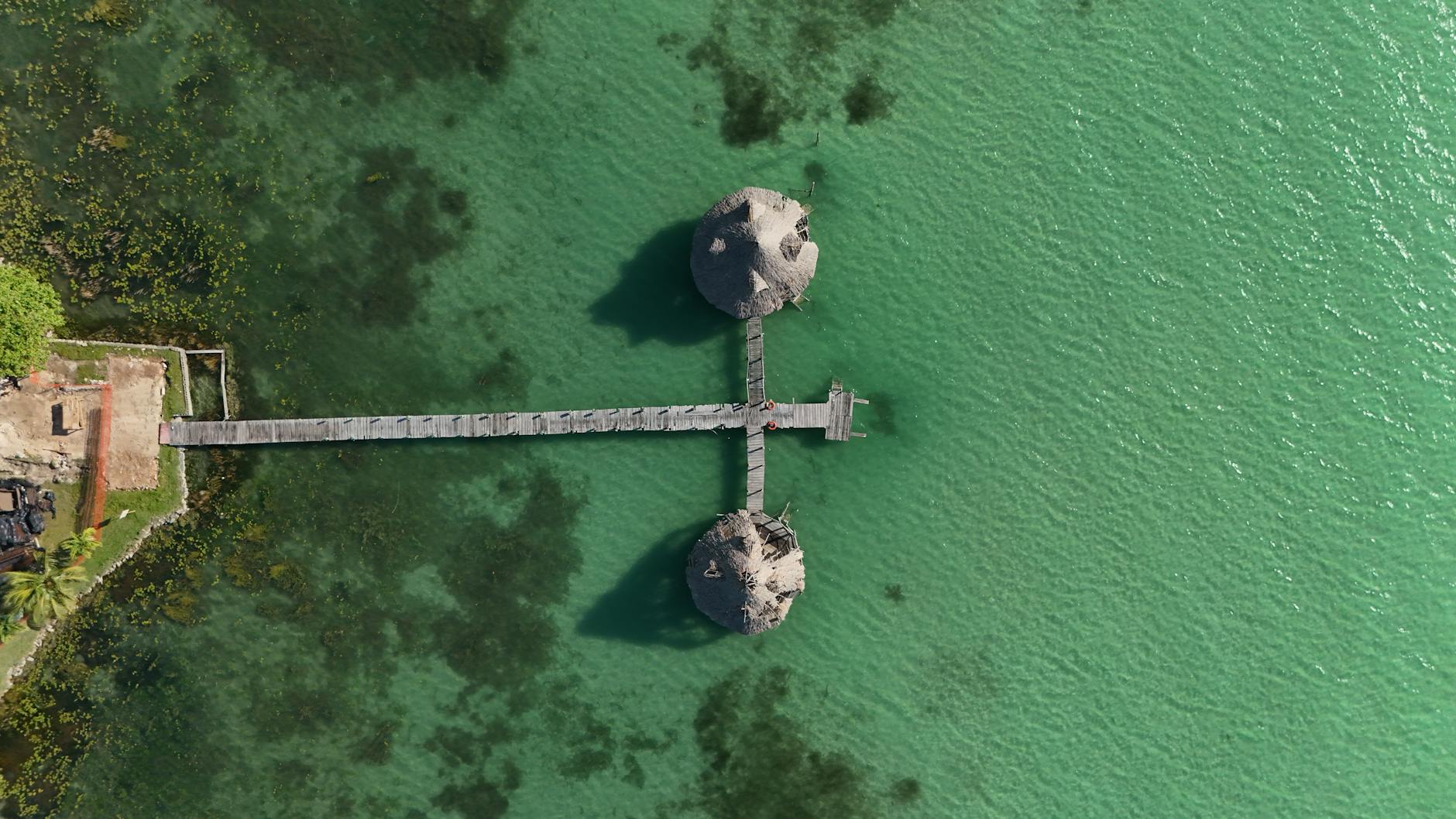 Fachada colonial del Fuerte de San Felipe en Bacalar con la laguna al fondo