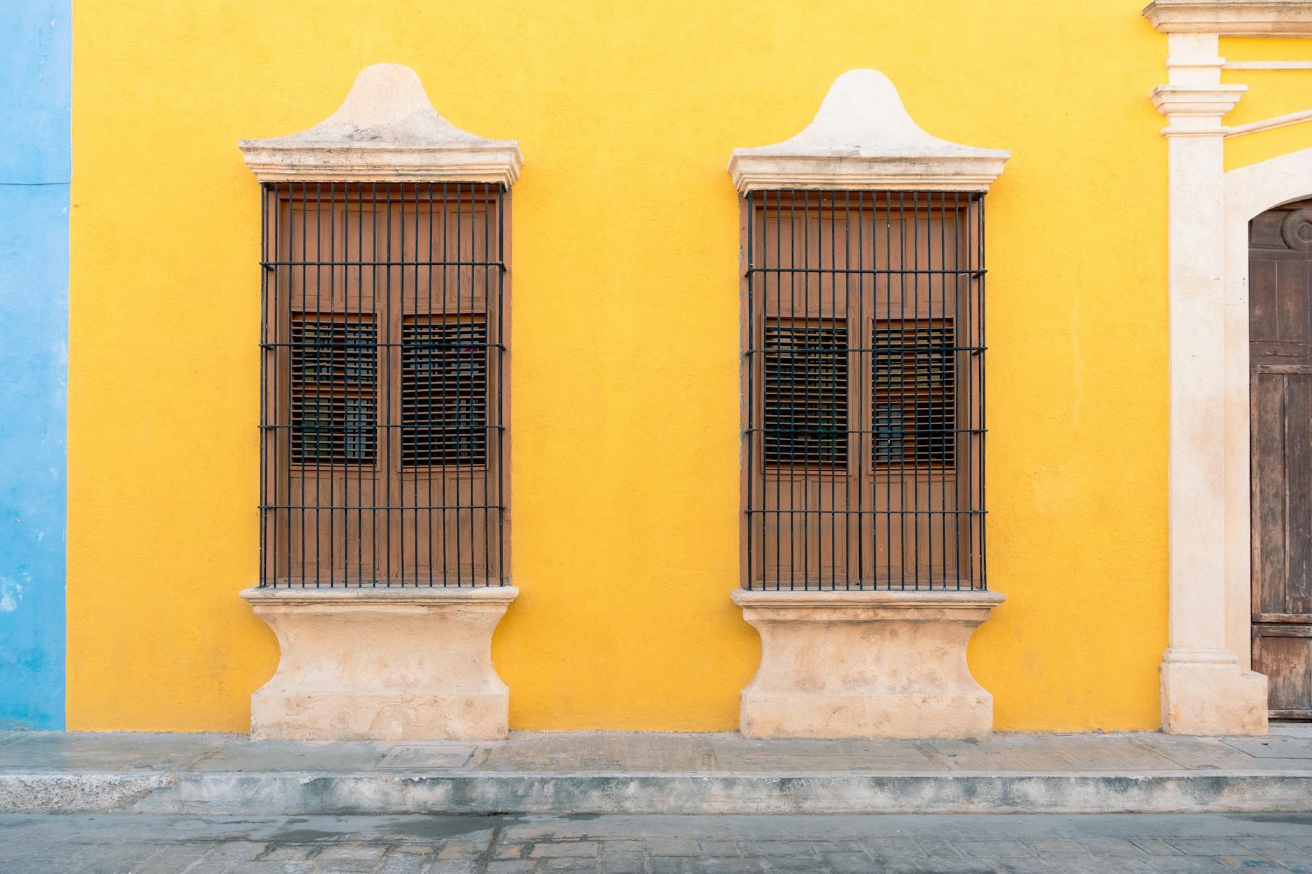 Calle peatonal de Campeche con fachadas de colores vivos y adoquines