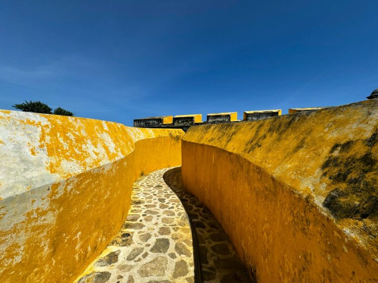 Murallas coloniales del centro histórico de Campeche al atardecer con casas de colores