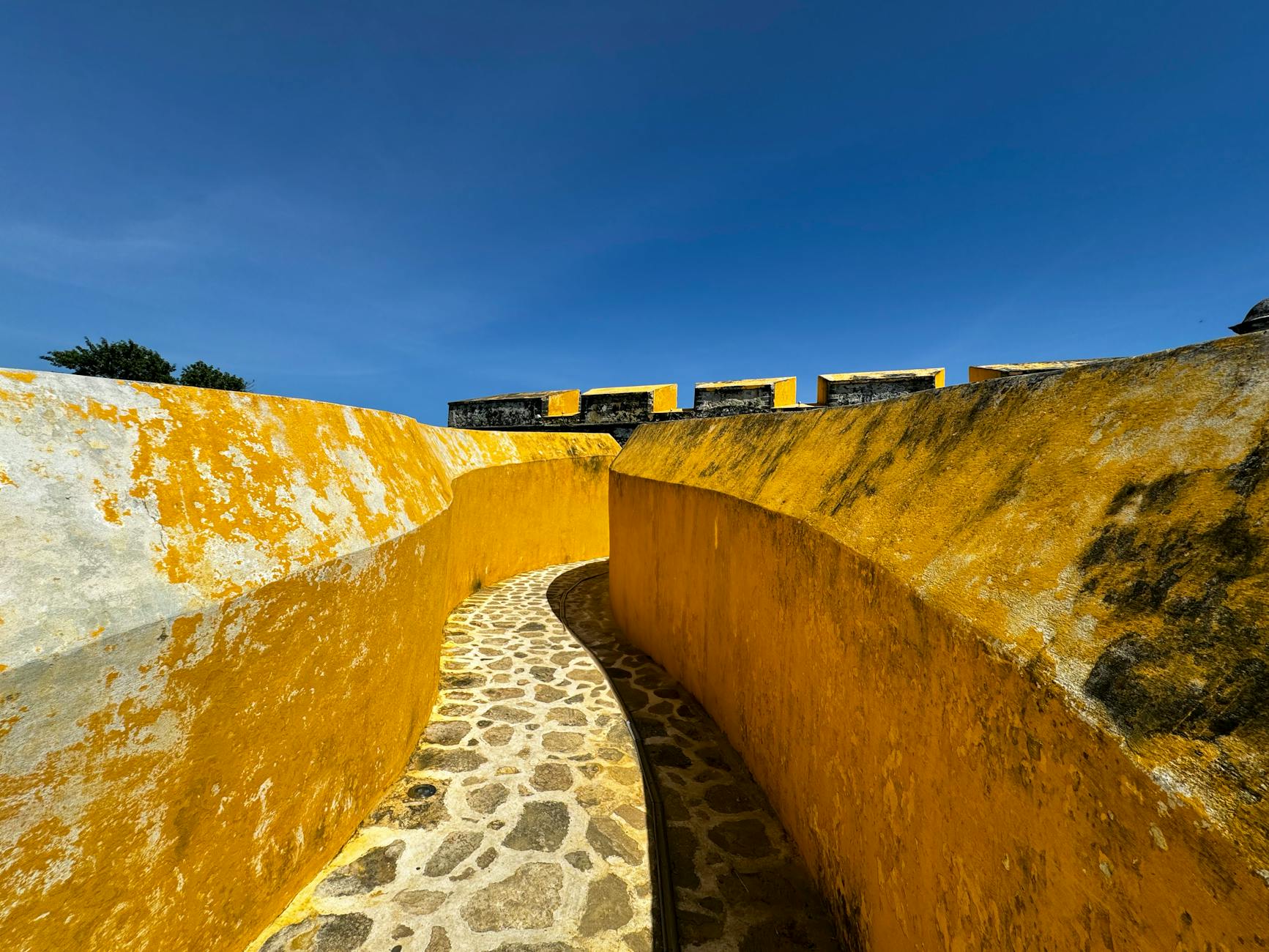 Murallas coloniales del centro histórico de Campeche al atardecer con casas de colores