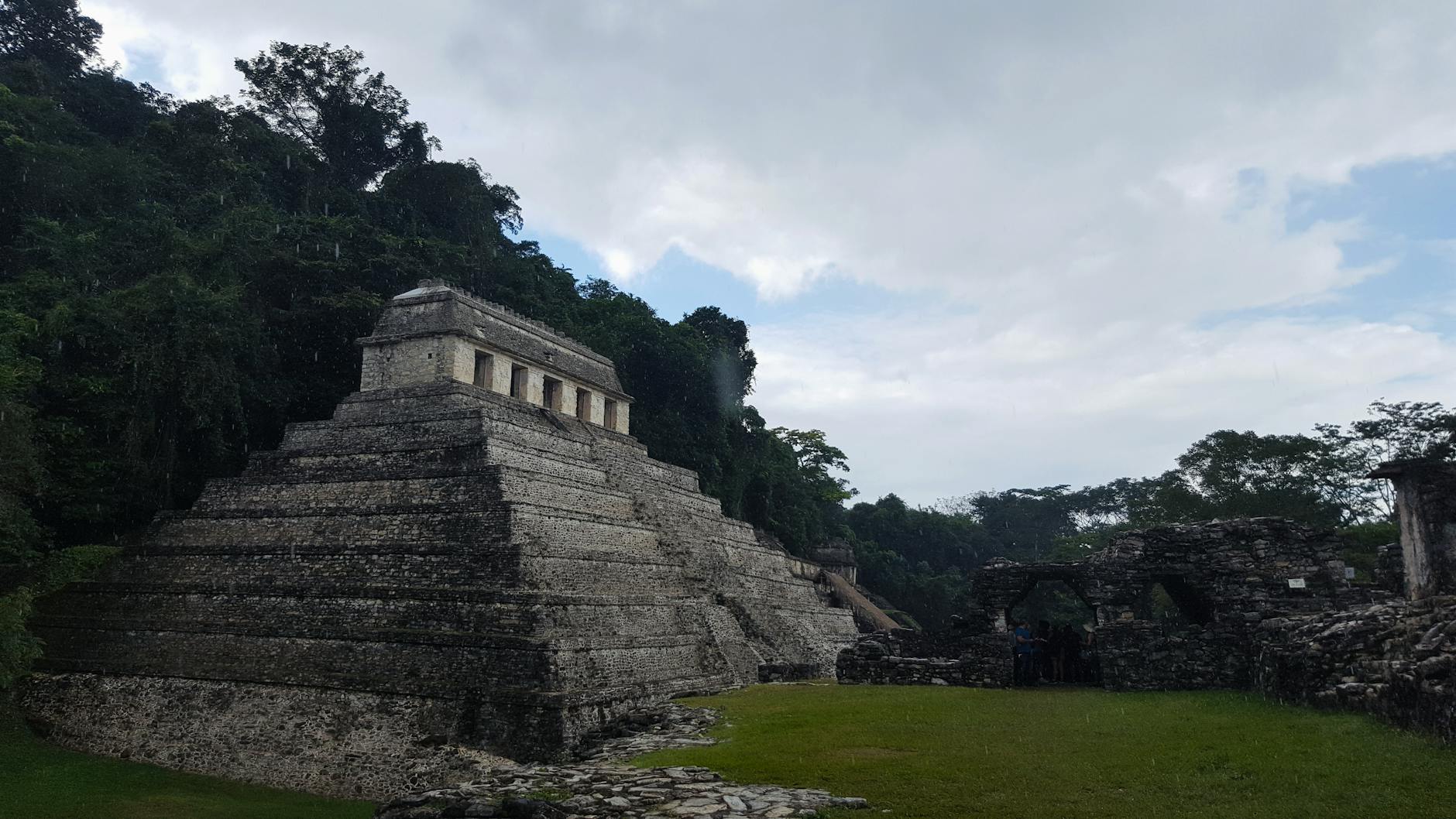 Calle típica del pueblo de Palenque con vegetación tropical y ambiente tranquilo