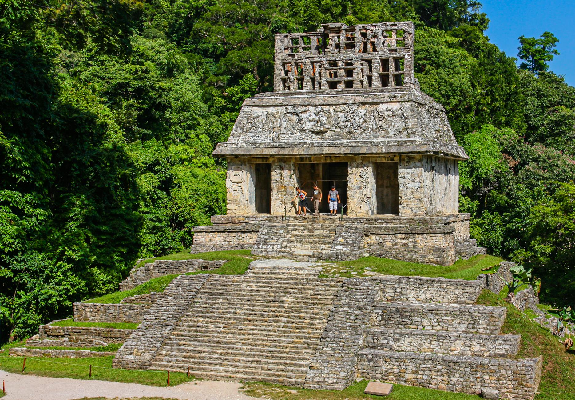 Templo de las Inscripciones de Palenque entre árboles y vegetación tropical