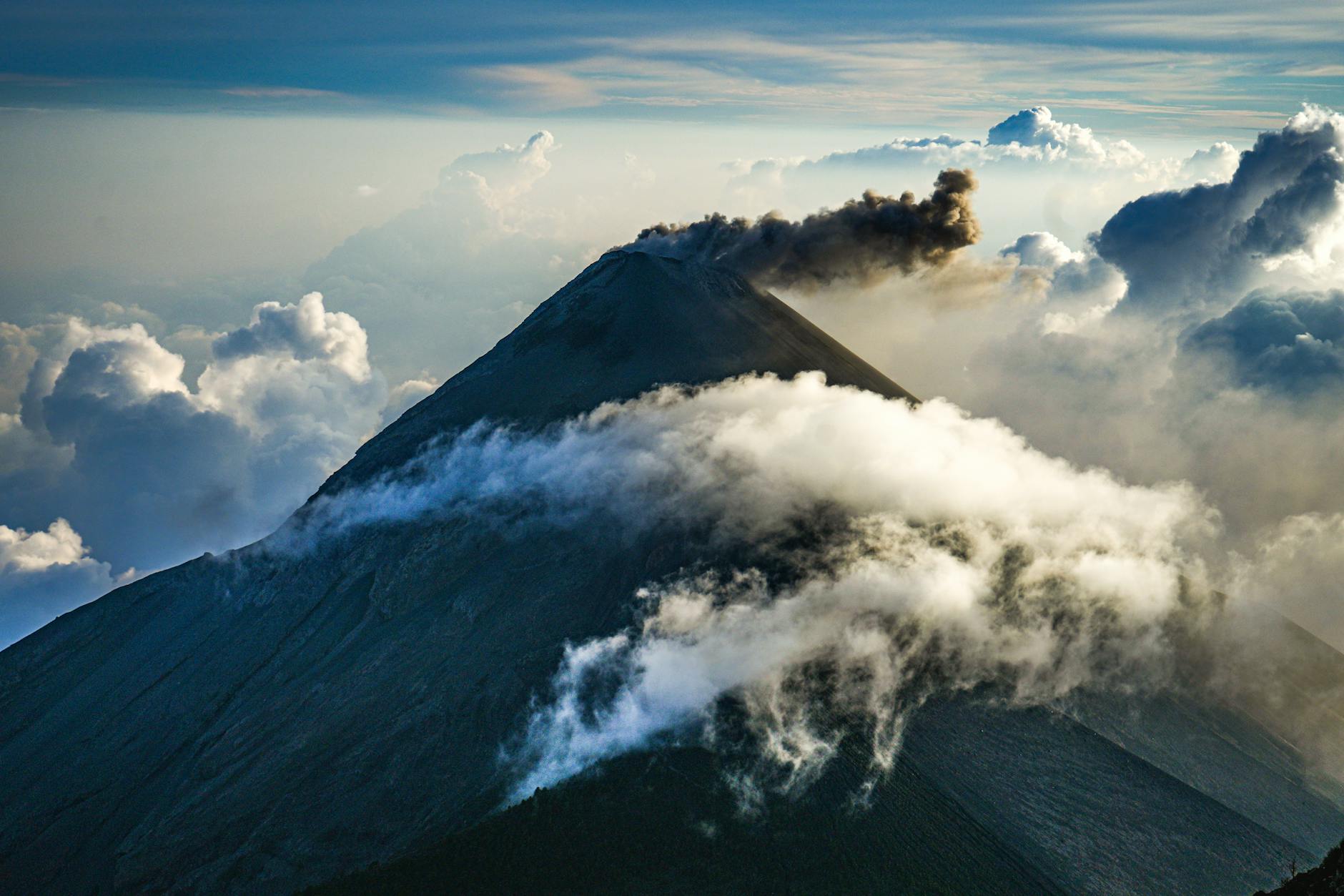 Senderistas subiendo por el sendero de tierra y bosque del volcán Acatenango