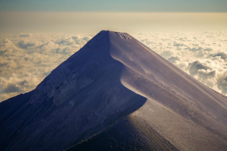 Erupción del volcán de Fuego vista desde el campamento del Acatenango de noche