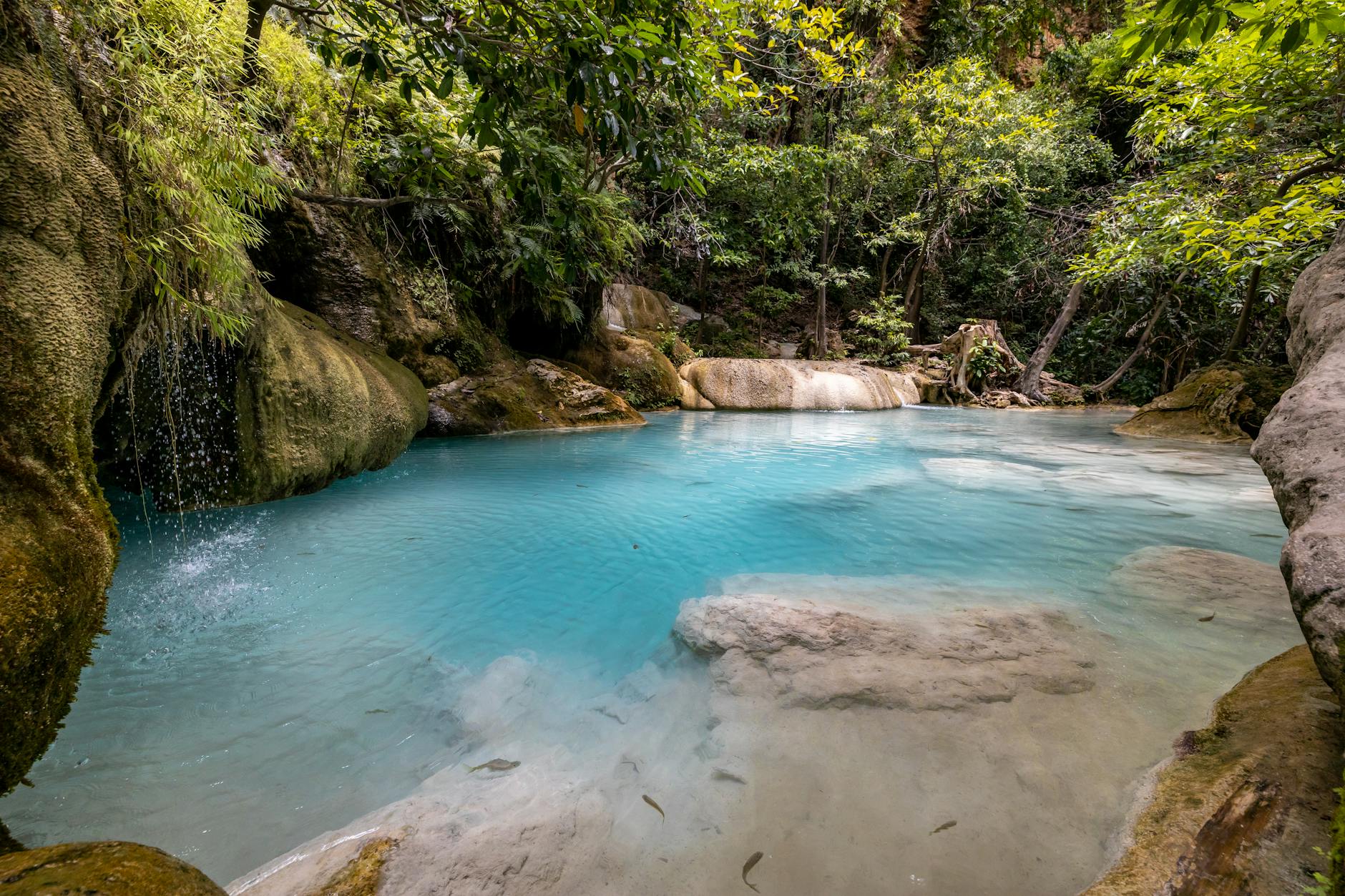 Puente natural de roca caliza sobre el río Cahabón visto desde arriba en Semuc Champey