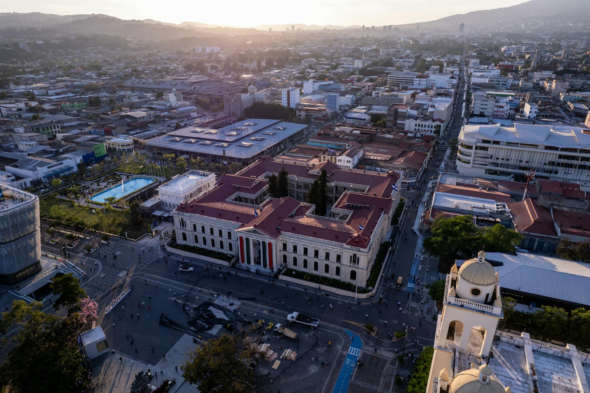 Calle adoquinada de Suchitoto con casas coloniales de colores y macetas colgantes