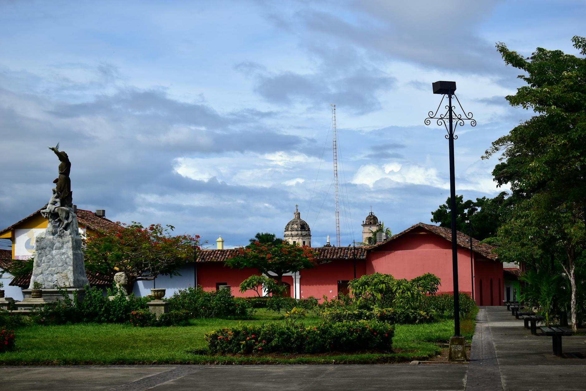 Calle empedrada con casas coloniales en el pueblo de Copán Ruinas, Honduras
