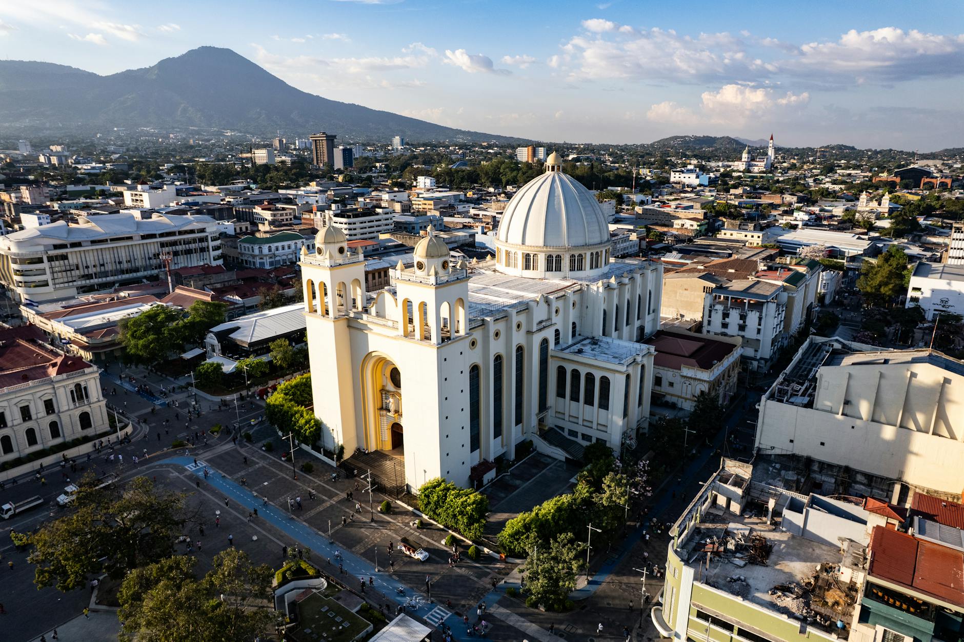Vista panorámica del lago Suchitlán con vegetación verde y cielo despejado en El Salvador