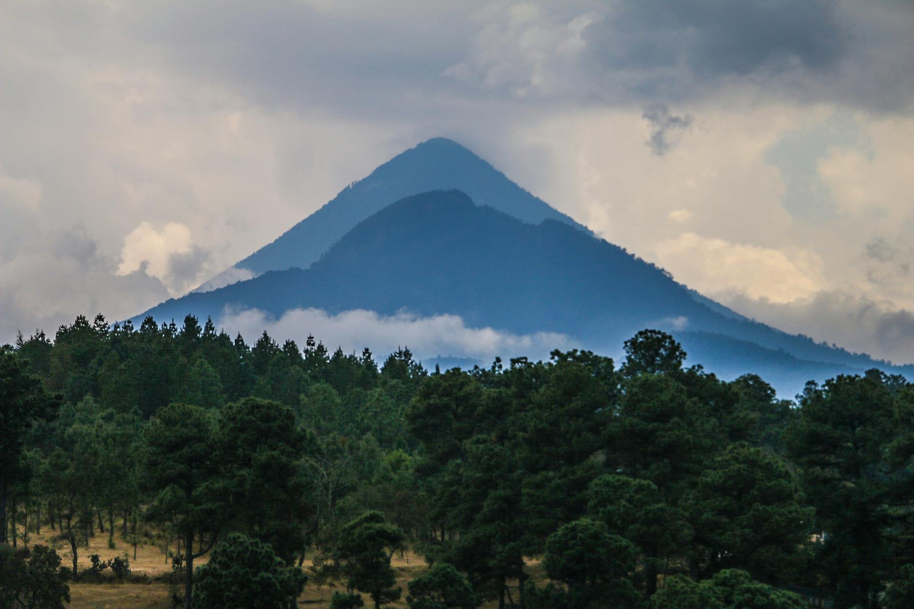 Parque central de Quetzaltenango con la catedral al fondo en un día nublado