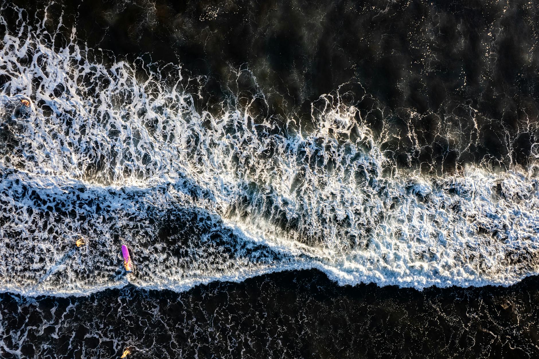 Surfistas cogiendo olas en El Zonte, pueblo costero de El Salvador