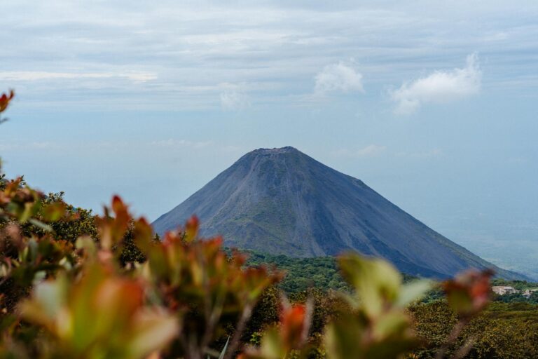Vista del volcán Santa Ana o Ilamatepec con vegetación verde en El Salvador