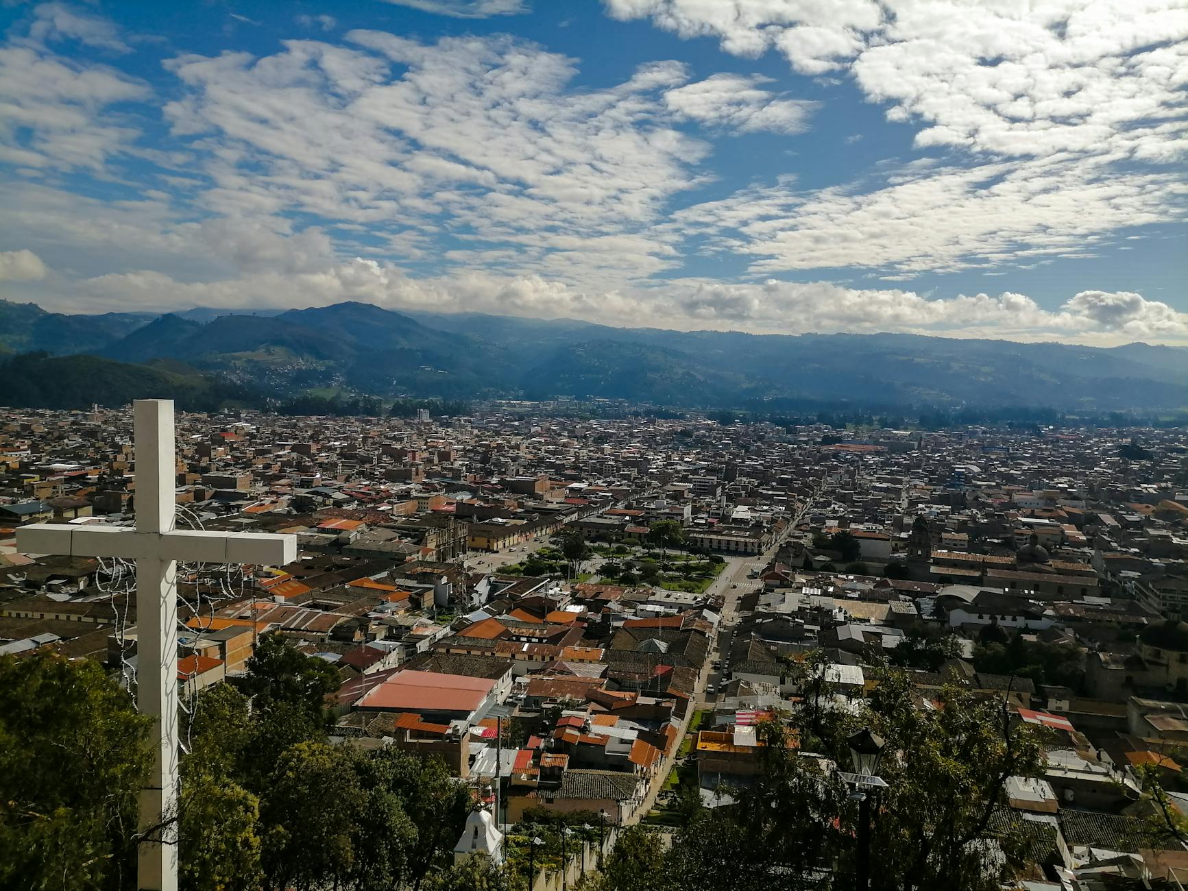 Volcán Santa María con nubes bajas visto desde las calles de Quetzaltenango