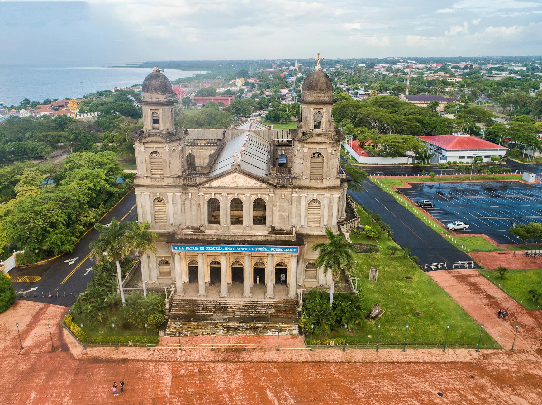 Calle colonial de Granada Nicaragua con casas de colores vivos y una iglesia al fondo