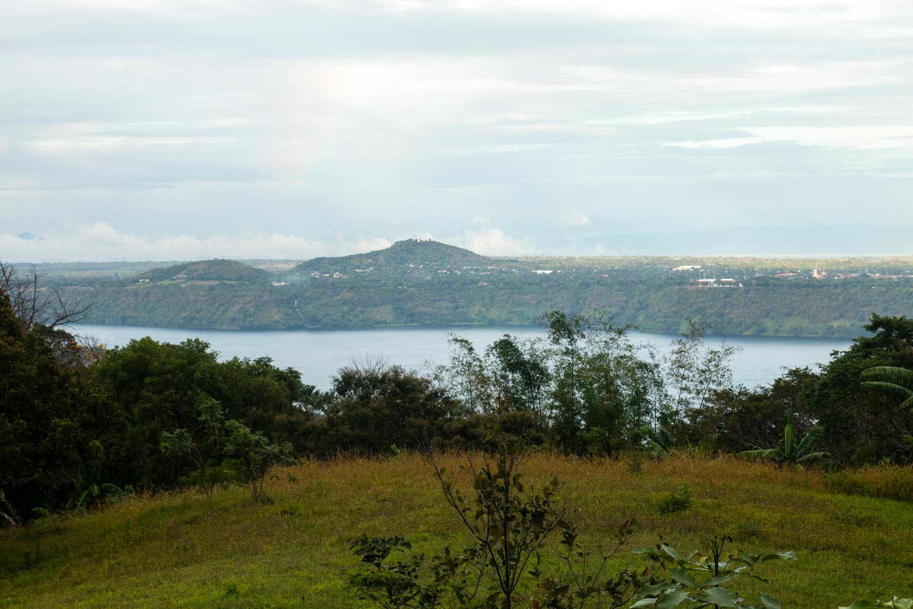Terraza de madera con hamacas y vistas directas a la Laguna de Apoyo en Nicaragua
