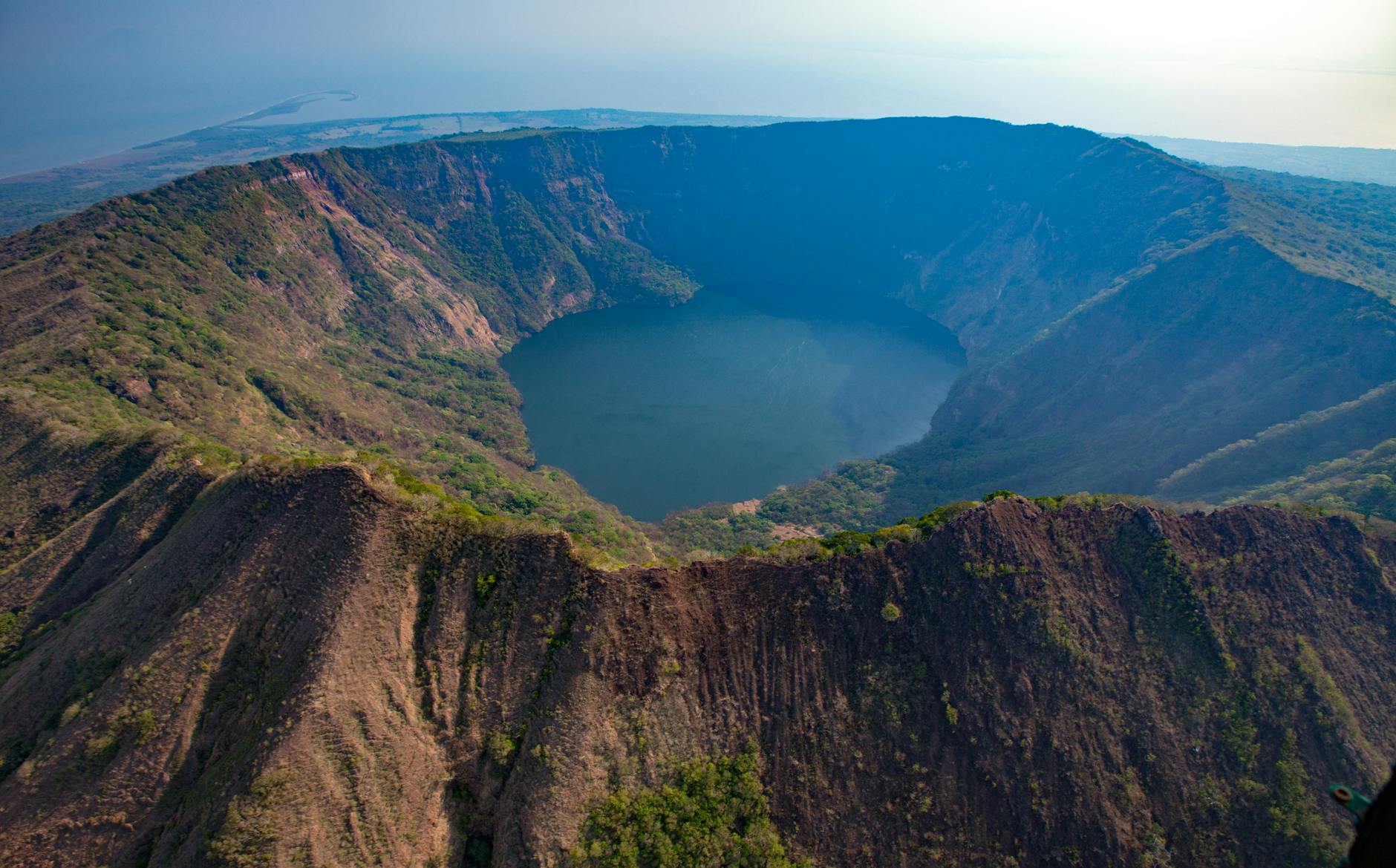 Aguas turquesas de la Laguna de Apoyo rodeadas de vegetación volcánica verde en Nicaragua