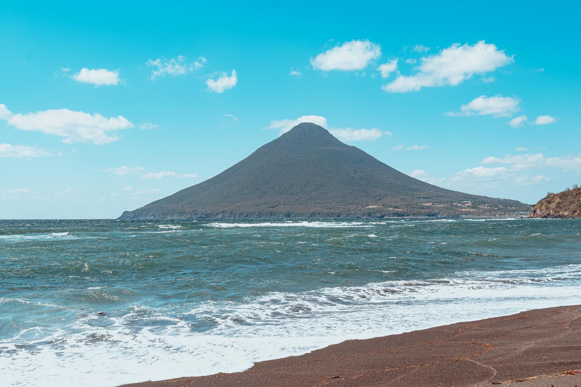 Persona en bicicleta por la carretera principal de Ometepe con los dos volcanes al fondo