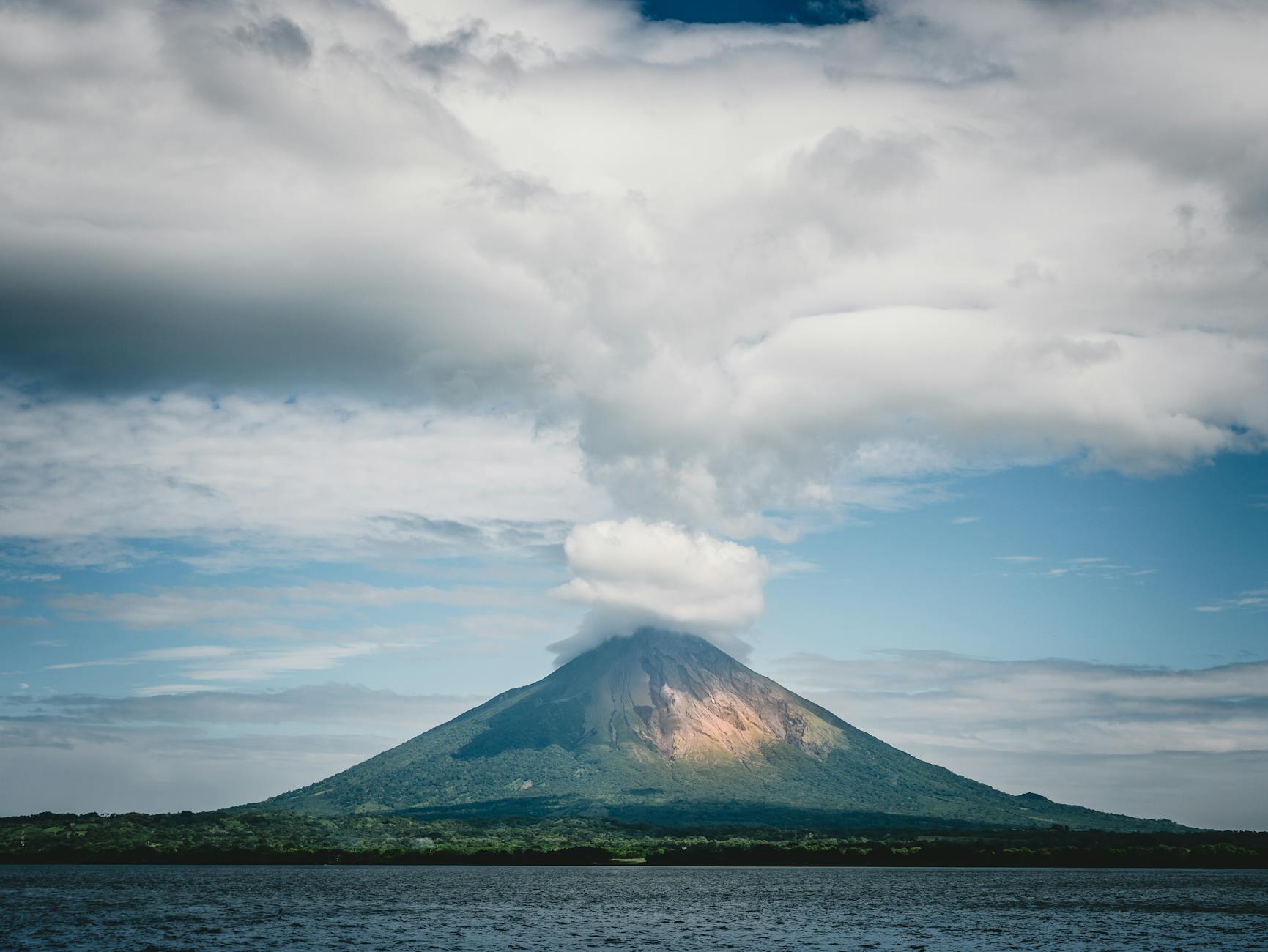 Playa tranquila de arena oscura en Santo Domingo, Ometepe, con vegetación tropical