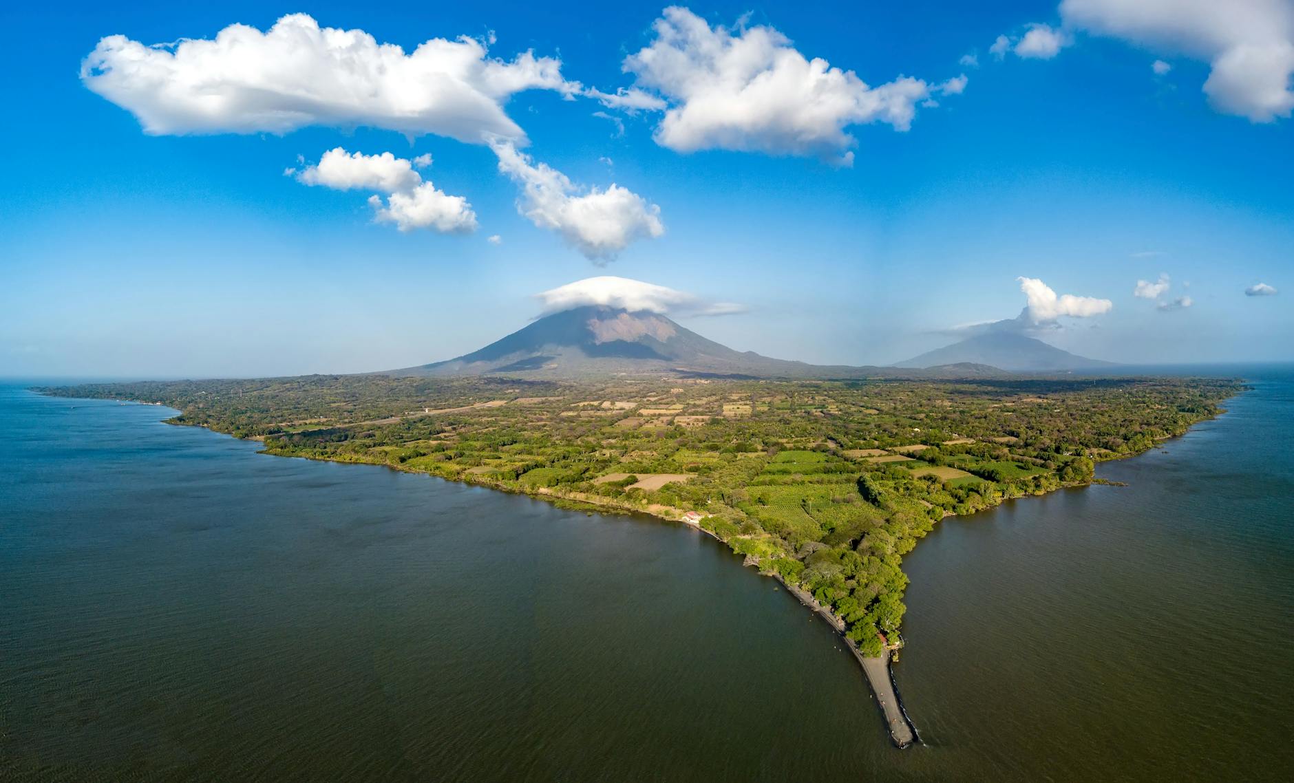 Volcán Concepción emergiendo del lago Cocibolca en la isla de Ometepe, Nicaragua