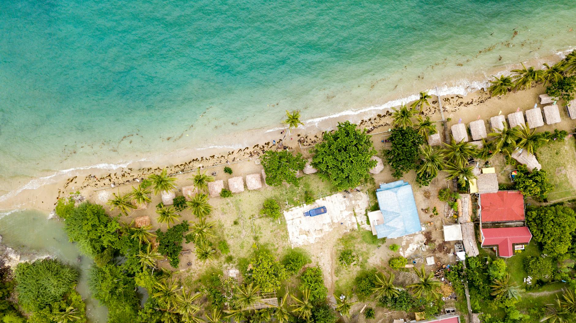 Playa de arena blanca y arrecife de coral en Cayos Cochinos Honduras