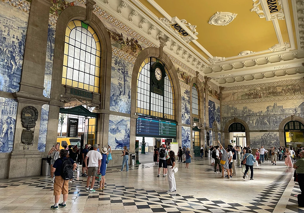 Vestíbulo de la estación de São Bento en Oporto con paneles de azulejos azules y blancos