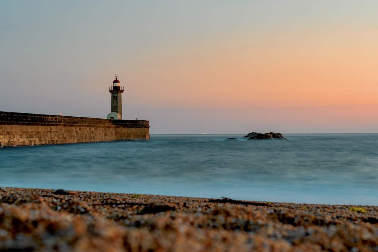 Faro y paseo marítimo de Foz do Douro, en Oporto, donde el río Duero se une al océano Atlántico