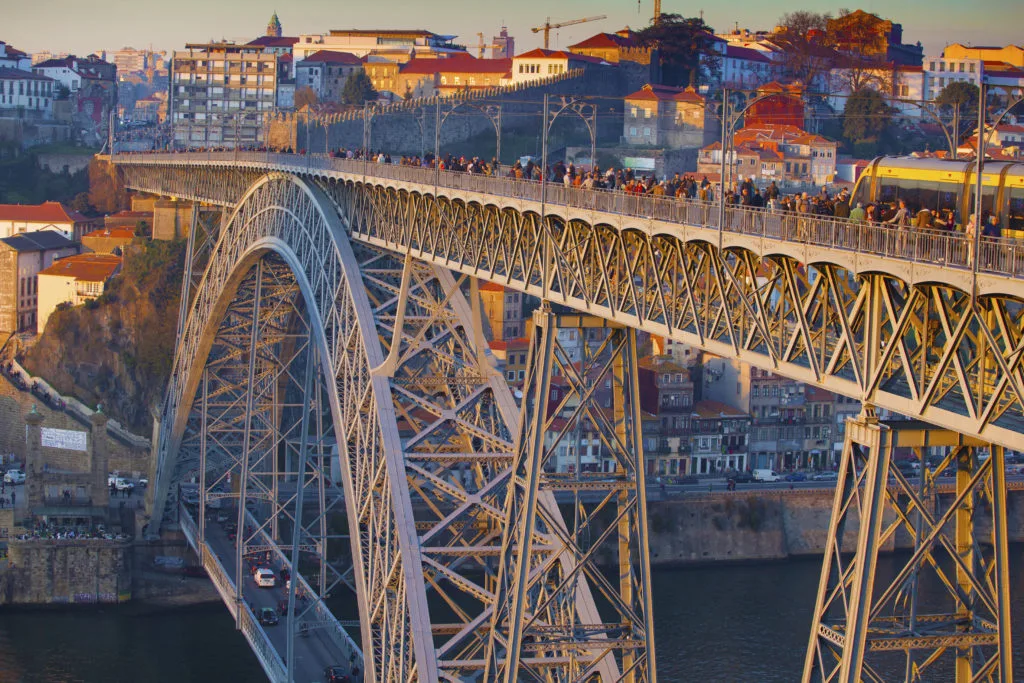 Vista de la Ribeira de Oporto con el puente Don Luis I sobre el río Duero al atardecer